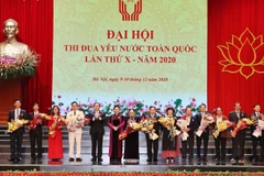 Chủ tịch Quốc hội Nguyễn Thị Kim Ngân tặng hoa các điển hình biểu trong phong trào thi đua toàn quốc tại Đại hội. Kỹ sư Hồ Quang Cua (thứ 2 từ bên phải). Ảnh: Trọng Đức - TTXVN