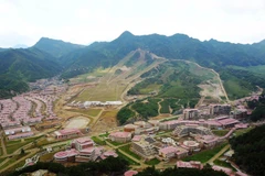 Toàn cảnh công trình xây dựng khu nghỉ dưỡng Suối nước nóng tỉnh Yangdok, phía Bắc Bình Nhưỡng ngày 31/8/2019. (Ảnh: AFP/TTXVN)