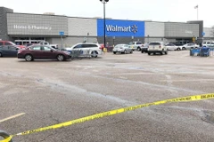 Cảnh sát phong tỏa hiện trường vụ nổ súng tại siêu thị Walmart ở bang Arkansas, Mỹ, ngày 10/2/2020. (Ảnh: AP/TTXVN)