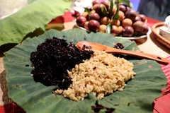 Món rượu nếp (cơm rượu) đặc trưng của Tết Đoan ngọ. (Ảnh: Nhật Anh/TTXVN)