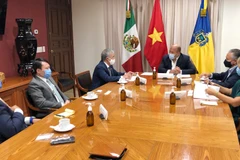 Toàn cảnh cuộc gặp giữa Đại sứ Nguyễn Hoài Dương và Thống đốc Enrique Alfaro Ramírez. (Ảnh: Việt Hùng/Vietnam+)