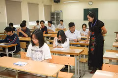 Thí sinh trước giờ làm bài thi môn Ngoại ngữ Kỳ thi tuyển sinh lớp 10 năm học 2019-2020 tại điểm thi trường THCS Dịch Vọng. (Ảnh: Thanh Tùng/TTXVN)
