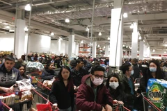 Người dân Mỹ mua nhu yếu phẩm tại một cửa hàng ở New York do lo ngại dịch COVID-19, ngày 14/3/2020. (Ảnh: THX/TTXVN)