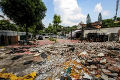 Ngày 17/5/2018, Ủy ban Nhân dân quận Cầu Giấy đã tổ chức cưỡng chế các công trình vi phạm trật tự đô thị tại dự án cống hóa mương thoát nước Nghĩa Đô kết hợp làm bãi đỗ xe và công trình dịch vụ phụ trợ. (Ảnh: Minh Sơn/Vietnam+)