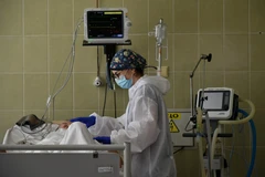 Nhân viên y tế điều trị cho bệnh nhân mắc COVID-19 tại một bệnh viện ở Lviv, Ukraine. (Ảnh: AFP/TTXVN)