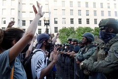 Cảnh sát Mỹ được triển khai gần Nhà Trắng ở Washington DC., ngày 3/6/2020 nhằm ngăn người quá khích trong cuộc biểu tình phản đối phân biệt chủng tộc. (Ảnh: AFP/TTXVN)