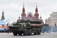 Hệ thống phòng thủ tên lửa S-400 của Nga tại lễ diễu binh nhân kỉ niệm Ngày Chiến thắng ở Moskva. (Ảnh: AFP/TTXVN)
