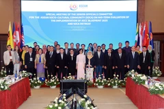 Các đại biểu tham dự hội nghị chụp ảnh chung. (Ảnh: Quốc Hùng-Đặng Tuấn/TTXVN)