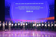 Thượng tướng Nguyễn Trọng Nghĩa, Phó Chủ nhiệm TCCT Quân đội nhân dân Việt Nam và Phó Trưởng Ban thường trực Ban Tuyên giáo Trung ương Võ Văn Phuông trao giải A cho các tác giả đoạt giải. (Ảnh: Lâm Khánh/TTXVN)