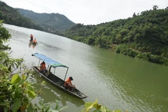 Lực lượng cứu hộ tổ chức tìm kiếm các nạn nhân. (Ảnh: Hồng Ninh/TTXVN)