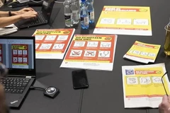 Các tờ rơi được đặt trên bàn trong cuộc họp tìm giải pháp ngăn chặn sự lây lan của dịch COVID-19 của lực lượng đặc nhiệm Văn phòng Y tế Công cộng Liên bang Thụy Sĩ tại Bern ngày 28/2. (Nguồn: AFP)