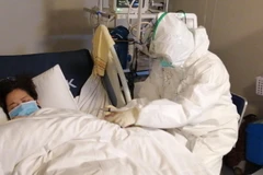 Bệnh nhân nhiễm virus corona được điều trị tại bệnh viện ở Vũ Hán, tỉnh HỒ Bắc, Trung Quốc, ngày 29/1/2020. (Ảnh: THX/ TTXVN)