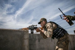 Binh sỹ Chính phủ Đoàn kết dân tộc Libya (GNA) xung đột với lực lượng Quân đội miền Đông Libya (LNA) tại mặt trận Ain Zara ở Tripoli ngày 13/3/2020. Ảnh: THX/TTXVN 