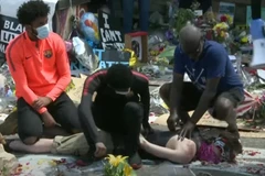 [Video] Đau lòng trước cảnh dàn dựng vụ George Floyd bị sát hại