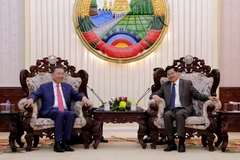 Thủ tướng Lào Thongloun Sisoulith tiếp thân mật Bộ trưởng Tô Lâm cùng Đoàn. (Ảnh: Phạm Kiên/Vietnam+)