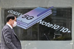 Điện thoại Samsung Galaxy Note10 5G được quảng cáo tại một cửa hàng ở Seoul, Hàn Quốc, ngày 7/4/2020. (Ảnh: AFP/TTXVN)