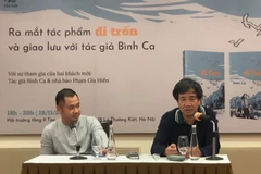 Tác giả Bình Ca (áo đen) giao lưu với bạn đọc. (Nguồn: baotintuc.vn)