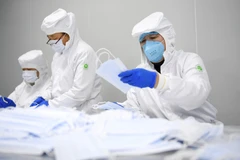 Khẩu trang được sản xuất tại một nhà máy ở tỉnh Cam Túc, Trung Quốc ngày 4/3/2020. (Ảnh: THX/TTXVN)