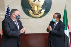 Ngoại trưởng Mỹ Mike Pompeo (trái) trong cuộc gặp Thủ tướng Sudan Abdalla Hamdok tại thủ đô Khartoum (Sudan) ngày 25/8/2020. (Ảnh: AFP/TTXVN)