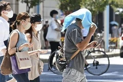 Người dân di chuyển dưới tiết trời nắng nóng kỷ lục tại Nagoya, Nhật Bản ngày 16/8/2020. (Ảnh: Kyodo/TTXVN)