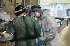 Nhân viên y tế làm việc tại bệnh viện điều trị cho bệnh nhân COVID-19 ở Bologna, Italy ngày 29/4/2020. (Ảnh: THX/TTXVN)