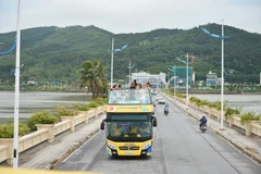 Xe buýt 2 tầng phục vụ khách du lịch tại Quảng Ninh. (Ảnh: Trung Nguyên/TTXVN)