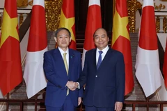 Thủ tướng Nguyễn Xuân Phúc chụp ảnh chung với Thủ tướng Nhật Bản Suga Yoshihide tại trụ sở Chính phủ ngày 19/10/2020. Ảnh: Thống Nhất/TTXVN)