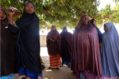 Phụ huynh tập trung tại trường trung học Khoa học ở Kankara, phía tây bắc bang Katsina, Nigeria, sau khi các tay súng bắt cóc hàng trăm em học sinh của trường . (Nguồn: Reuters)