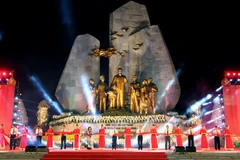 Các đại biểu cắt băng khánh thành Tượng đài Chủ tịch Hồ Chí Minh với nhân dân Quảng Bình. (Ảnh: Văn Tý/TTXVN)