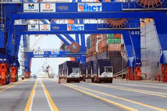Hoạt động bốc xếp hàng nhập khẩu tại cảng biển Hải Phòng. (Ảnh: An Đăng/TTXVN)