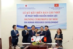 Lãnh đạo Bộ Lao động-Thương binh và Xã hội và tỉnh Kanagawa (Nhật Bản) ký bản ghi nhớ về phát triển nguồn nhân lực. (Ảnh: PV/Vietnam+)