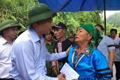 Bí thư Tỉnh ủy Thanh Hóa Trịnh Văn Chiến cùng đoàn công tác thắp hương, chia buồn gia đình nạn nhân bị vùi lấp mới được tìm thấy tại bản Sa Ná, xã Na Mèo, Quan Sơn. (Ảnh: Khiếu Tư/TTXVN)