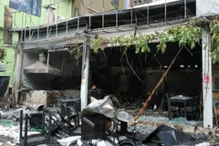 [Video] Lửa thiêu rụi quán cháo ếch Singapore ở Hà Nội