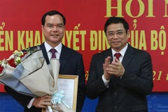 Ông Nguyễn Đình Khang nhận Quyết định của Bộ Chính trị về công tác cán bộ tại Tổng Liên đoàn Lao động Việt Nam. (Ảnh: Dương Giang/TXXVN)