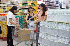 Mặt hàng nước lọc đóng chai luôn đặc sắp xếp tại vị trí thuận tiện, dễ dàng nhìn thấy nhất tại siêu thị. (Ảnh: Lê Hương/Vietnam+)