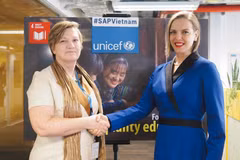 Bà Rana Flowers, Đại diện UNICEF Việt Nam bắt tay bà Josephin Galla Giám đốc điều hành SAP Việt Nam khi công bố quan hệ hợp tác. (Nguồn: UNICEF)