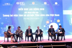 Đối thoại cấp cao của các diễn giả tại Diễn đàn Lao động năm 2019. (Ảnh: PV/Vietnam+)