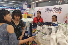 Các sản phẩm hàng hóa Hàn Quốc được bày bán tại Vinmart. (Ảnh: PV/Vietnam+)
