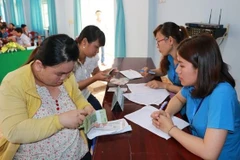 Trả lương cho người lao động. (Ảnh minh họa)