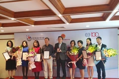 Trao giải có các tác giả có tác phẩm được giải báo chí viết về phòng ngừa lao động trẻ em. (Ảnh: PV/Vietnam+)