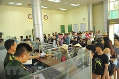 Làm thủ tục nhập cảnh tại cửa khẩu Móng Cái. (Ảnh: Minh Đức/TTXVN)