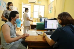 Bệnh nhân có triệu chứng sốt, mẩn đỏ dưới da đến khám tại khoa Truyền nhiễm, bệnh viện đa khoa Đống Đa (Hà Nội). (Ảnh: Minh Quyết/TTXVN)