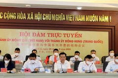 Đoàn đại biểu Thành ủy thành phố Móng Cái tham dự hội đàm trực tuyến. (Ảnh: TTXVN phát)