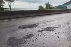 Các vị trí ổ gà liên tiếp nhau trên Quốc lộ 1. (Ảnh: Phan Sáu/TTXVN)