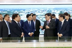 Phái đoàn của nước Cộng hòa Singapore thăm và làm việc tại khu công nghiệp VSIP I, tỉnh Bình Dương. (Ảnh: TTXVN phát)