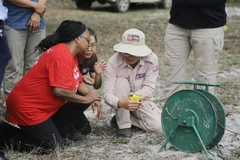 Thứ trưởng Bonnie Denise Jenkins ấn nút hủy nổ tại hiện trường xử lý bom mìn khu vực xã Triệu Sơn, huyện Triệu Phong. (Ảnh: Thanh Thủy/TTXVN)