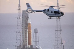 Tên lửa đẩy Artemis mang theo tàu vũ trụ Orion được đặt trên bệ phóng Launch Pad 39B ở trung tâm vũ trụ Kennedy thuộc Cape Canaveral, bang Florida (Mỹ) tháng 8/2022. (Ảnh: AFP/TTXVN)