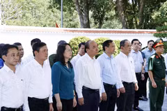 Chủ tịch nước Nguyễn Xuân Phúc tại Nhà bia tưởng niệm các liệt sỹ thanh niên xung phong toàn quốc. (Ảnh: Thống Nhất/TTXVN)