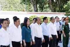 Chủ tịch nước Nguyễn Xuân Phúc tại Nhà bia tưởng niệm các liệt sỹ thanh niên xung phong toàn quốc. (Ảnh: Thống Nhất/TTXVN)