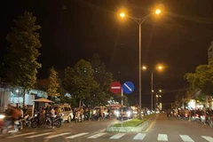 Vụ cháy khiến nhiều người có mặt tại hiện trường bàng hoàng.